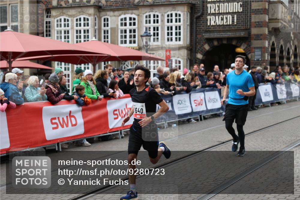 05.10.2025 - 20. swb-Marathon Bremen Yannick Fuchs http://msf.ph/oto/9280723 05.10.2025 12:54:04 Ziel 121, 482, 850, 870, 1640 meine-sportfotos.de