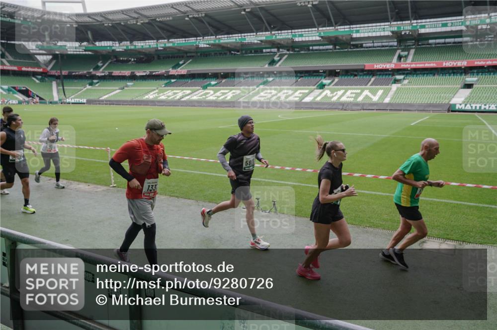 05.10.2025 - 20. swb-Marathon Bremen Michael Burmester http://msf.ph/oto/9280726 05.10.2025 13:03:38 Laufen im Stadion 227, 375, 396, 414, 527, 592, 725, 764, 898, 958, 1067, 1178, 1275, 1331, 1336, 1425, 1469, 1507, 1514, 1568, 1670, 1705, 1836, 1975, 2016, 2339, 2357, 2375, 2407, 2567, 2597, 2696, 2791, 2960, 2984, 3019, 3037, 3147, 3313, 4026, 4053, 4087, 4453, 4462, 4528, 4651, 4767, 4769, 5043, 5162, 5236, 5410, 5431, 5489, 5523, 5527, 5763, 5867, 5966, 6138, 6145, 6215, 6414, 6417, 6447, 6481, 6529, 6584, 6635, 6666, 7315, 7316, 7540, 7607, 7653, 8375, 293, 721, 2393, 3424 meine-sportfotos.de