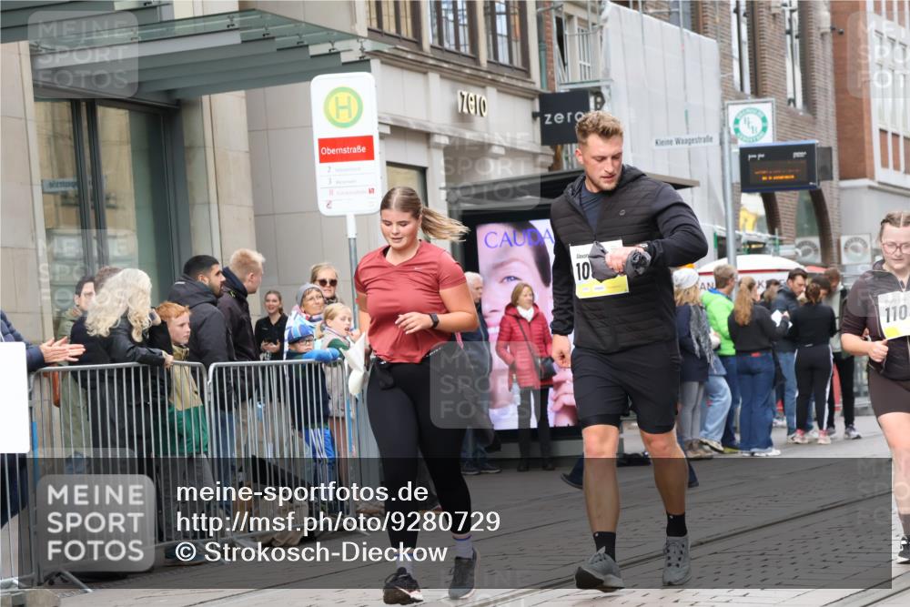05.10.2025 - 20. swb-Marathon Bremen Strokosch-Dieckow http://msf.ph/oto/9280729 05.10.2025 11:17:45 Ziel 9465, 9477, 10575, 10808, 10949, 11082, 9465, 9477, 10575, 10808, 10949, 11082 meine-sportfotos.de