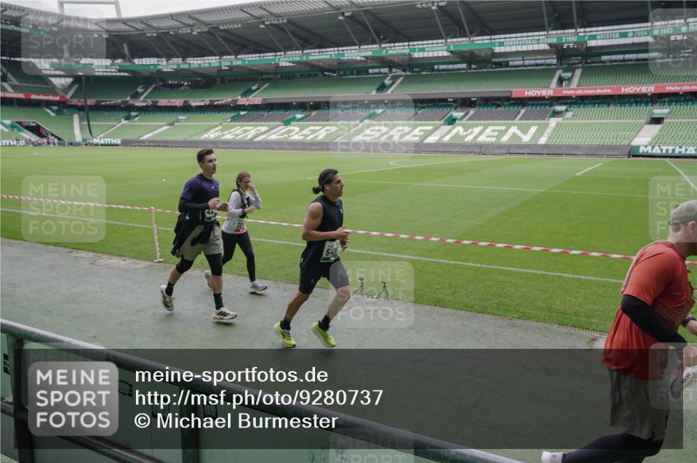 05.10.2025 - 20. swb-Marathon Bremen Michael Burmester http://msf.ph/oto/9280737 05.10.2025 13:03:40 Laufen im Stadion 227, 375, 396, 414, 527, 592, 725, 764, 898, 958, 1067, 1178, 1275, 1331, 1336, 1425, 1469, 1507, 1514, 1568, 1670, 1705, 1836, 1975, 2016, 2339, 2375, 2407, 2567, 2597, 2696, 2791, 2960, 2984, 3019, 3037, 3072, 3147, 3313, 3485, 4026, 4053, 4087, 4453, 4462, 4528, 4651, 4767, 4769, 5043, 5137, 5162, 5236, 5410, 5431, 5489, 5523, 5527, 5763, 5867, 5966, 6138, 6145, 6215, 6414, 6417, 6447, 6481, 6529, 6584, 6635, 6666, 7315, 7316, 7540, 7607, 7653, 8375, 293, 721, 2393 meine-sportfotos.de