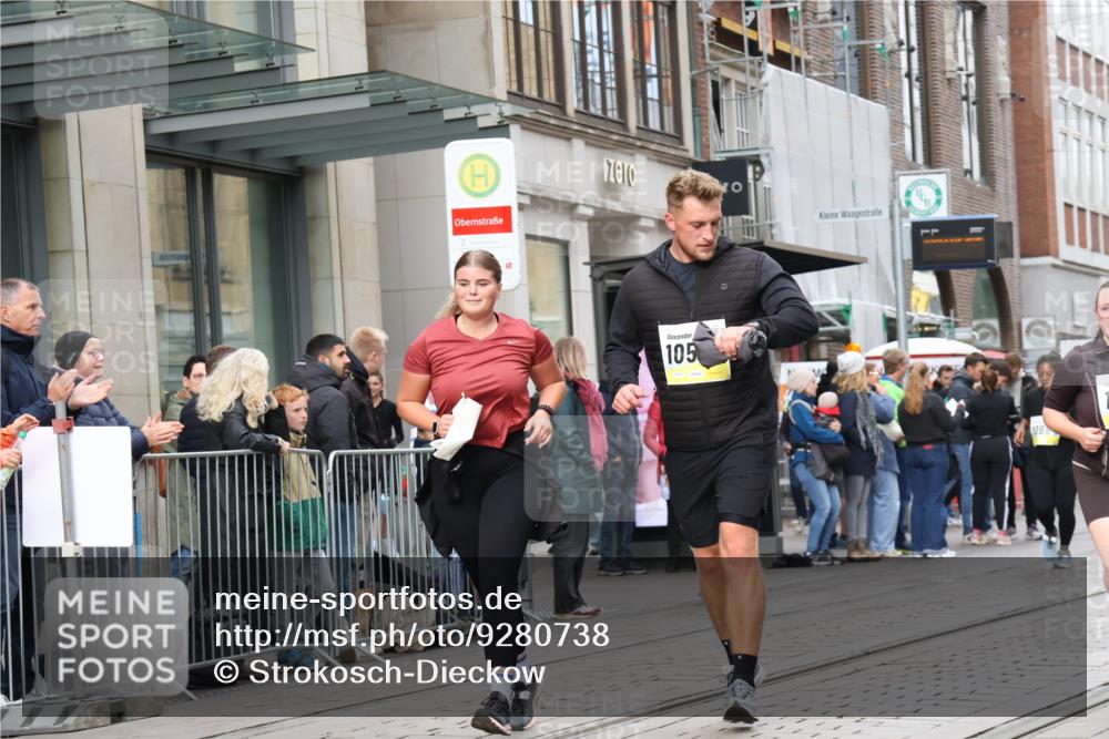 05.10.2025 - 20. swb-Marathon Bremen Strokosch-Dieckow http://msf.ph/oto/9280738 05.10.2025 11:17:46 Ziel 9348, 9465, 9477, 10575, 10808, 10949, 10994, 11082, 9348, 9465, 9477, 10575, 10808, 10949, 10994, 11082 meine-sportfotos.de