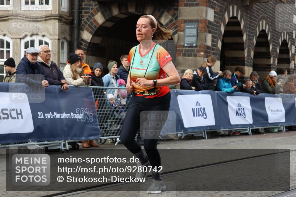 05.10.2025 - 20. swb-Marathon Bremen Strokosch-Dieckow http://msf.ph/oto/9280742 05.10.2025 11:14:39 Ziel 9861, 9970, 10722, 11473 meine-sportfotos.de