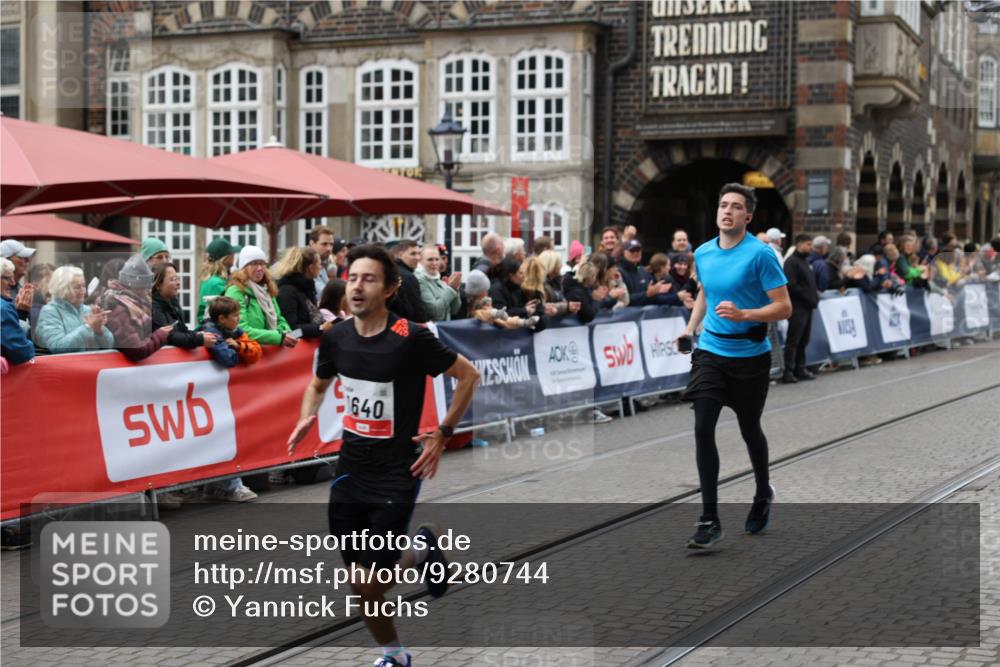 05.10.2025 - 20. swb-Marathon Bremen Yannick Fuchs http://msf.ph/oto/9280744 05.10.2025 12:54:04 Ziel 121, 482, 850, 870, 1640 meine-sportfotos.de