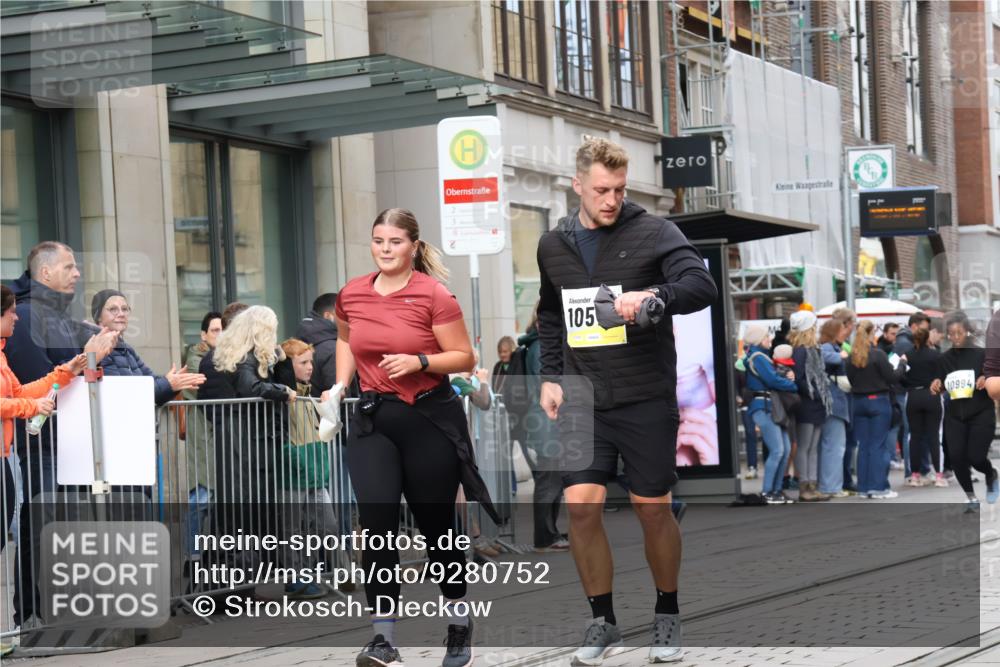 05.10.2025 - 20. swb-Marathon Bremen Strokosch-Dieckow http://msf.ph/oto/9280752 05.10.2025 11:17:46 Ziel 9348, 9465, 9477, 10575, 10808, 10949, 10994, 11082, 9348, 9465, 9477, 10575, 10808, 10949, 10994, 11082 meine-sportfotos.de