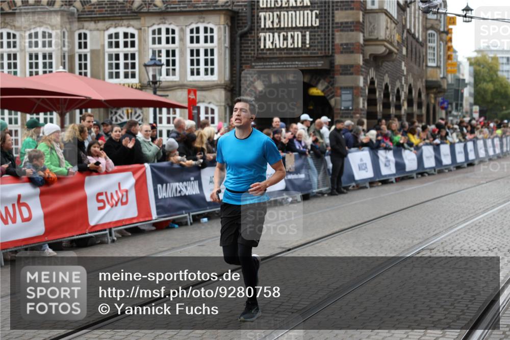 05.10.2025 - 20. swb-Marathon Bremen Yannick Fuchs http://msf.ph/oto/9280758 05.10.2025 12:54:05 Ziel 121, 482, 850, 870, 1640 meine-sportfotos.de