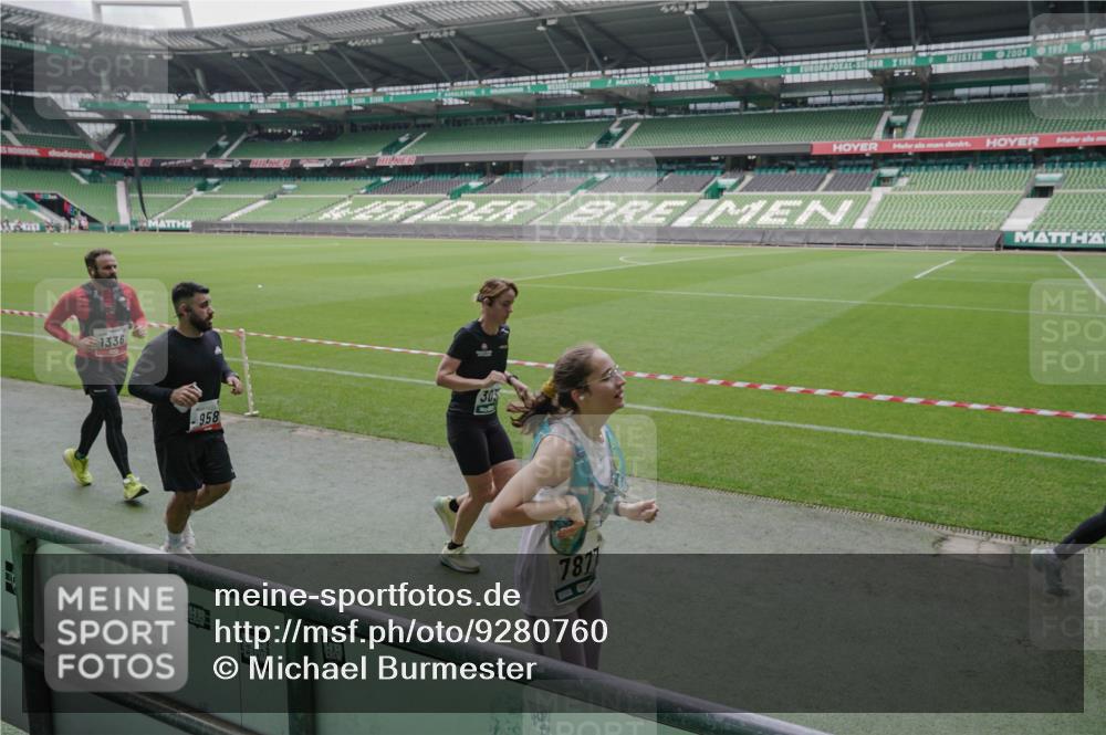 05.10.2025 - 20. swb-Marathon Bremen Michael Burmester http://msf.ph/oto/9280760 05.10.2025 13:03:41 Laufen im Stadion 227, 375, 396, 414, 527, 592, 725, 764, 898, 958, 1019, 1067, 1178, 1275, 1331, 1336, 1425, 1469, 1507, 1514, 1568, 1670, 1695, 1705, 1836, 1975, 2016, 2339, 2375, 2407, 2567, 2597, 2696, 2791, 2960, 2984, 3019, 3037, 3072, 3147, 3313, 3485, 4026, 4053, 4087, 4453, 4462, 4528, 4651, 4767, 4769, 5043, 5137, 5162, 5236, 5410, 5431, 5489, 5523, 5527, 5763, 5867, 5966, 6138, 6145, 6215, 6414, 6417, 6447, 6481, 6529, 6584, 6635, 6666, 7315, 7316, 7540, 7607, 7653, 293, 721, 2393 meine-sportfotos.de