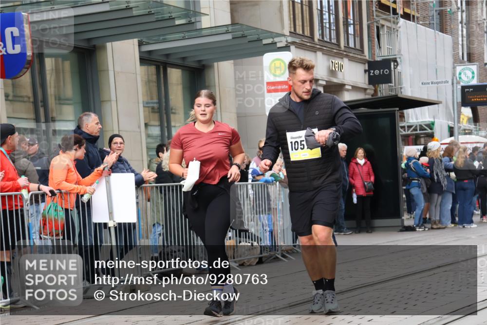 05.10.2025 - 20. swb-Marathon Bremen Strokosch-Dieckow http://msf.ph/oto/9280763 05.10.2025 11:17:46 Ziel 9348, 9465, 9477, 10575, 10808, 10949, 10994, 11082, 9348, 9465, 9477, 10575, 10808, 10949, 10994, 11082 meine-sportfotos.de