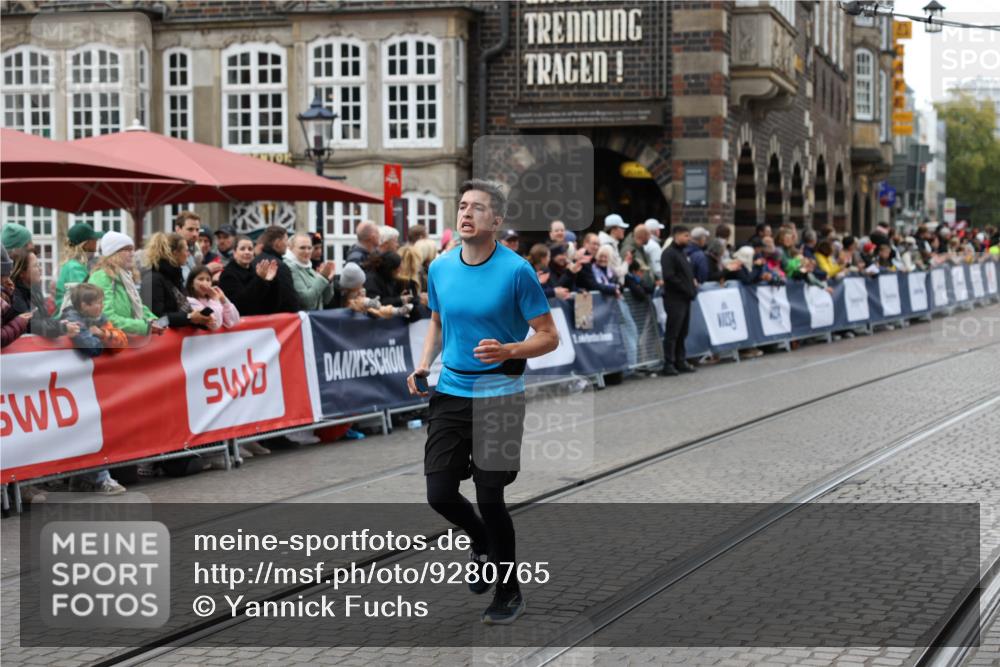 05.10.2025 - 20. swb-Marathon Bremen Yannick Fuchs http://msf.ph/oto/9280765 05.10.2025 12:54:05 Ziel 121, 482, 850, 870, 1640 meine-sportfotos.de