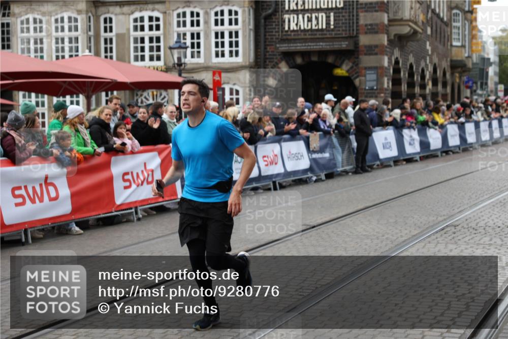 05.10.2025 - 20. swb-Marathon Bremen Yannick Fuchs http://msf.ph/oto/9280776 05.10.2025 12:54:05 Ziel 121, 482, 850, 870, 1640 meine-sportfotos.de