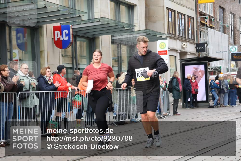 05.10.2025 - 20. swb-Marathon Bremen Strokosch-Dieckow http://msf.ph/oto/9280788 05.10.2025 11:17:47 Ziel 9348, 9465, 9477, 10198, 10575, 10808, 10949, 10994, 11082, 9348, 9465, 9477, 10198, 10575, 10808, 10949, 10994, 11082 meine-sportfotos.de