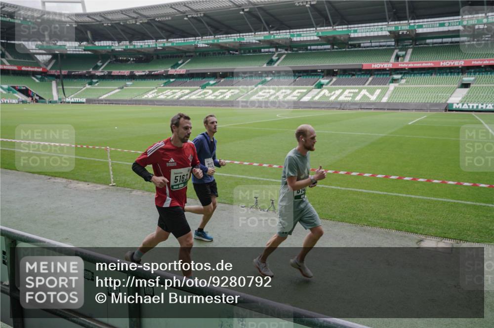 05.10.2025 - 20. swb-Marathon Bremen Michael Burmester http://msf.ph/oto/9280792 05.10.2025 13:03:46 Laufen im Stadion 227, 360, 375, 396, 414, 527, 592, 725, 898, 958, 1019, 1067, 1178, 1275, 1331, 1336, 1413, 1425, 1469, 1507, 1514, 1568, 1695, 1705, 1975, 2016, 2339, 2375, 2407, 2567, 2597, 2696, 2791, 2960, 3019, 3037, 3072, 3313, 3485, 4005, 4053, 4087, 4335, 4453, 4462, 4528, 4651, 4767, 4769, 4793, 5043, 5137, 5162, 5236, 5343, 5410, 5431, 5489, 5523, 5527, 5763, 5867, 5966, 6011, 6138, 6145, 6414, 6417, 6447, 6529, 6584, 6635, 7315, 7316, 7540, 7607, 7653, 293, 721 meine-sportfotos.de