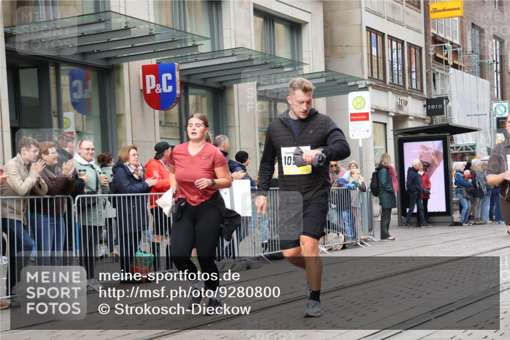 05.10.2025 - 20. swb-Marathon Bremen Strokosch-Dieckow http://msf.ph/oto/9280800 05.10.2025 11:17:47 Ziel 9348, 9465, 9477, 10198, 10575, 10808, 10949, 10994, 11082, 9348, 9465, 9477, 10198, 10575, 10808, 10949, 10994, 11082 meine-sportfotos.de