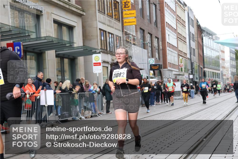 05.10.2025 - 20. swb-Marathon Bremen Strokosch-Dieckow http://msf.ph/oto/9280828 05.10.2025 11:17:49 Ziel 9348, 9465, 9477, 10198, 10575, 10808, 10949, 10994, 11082, 9348, 9465, 9477, 10198, 10575, 10808, 10949, 10994, 11082 meine-sportfotos.de
