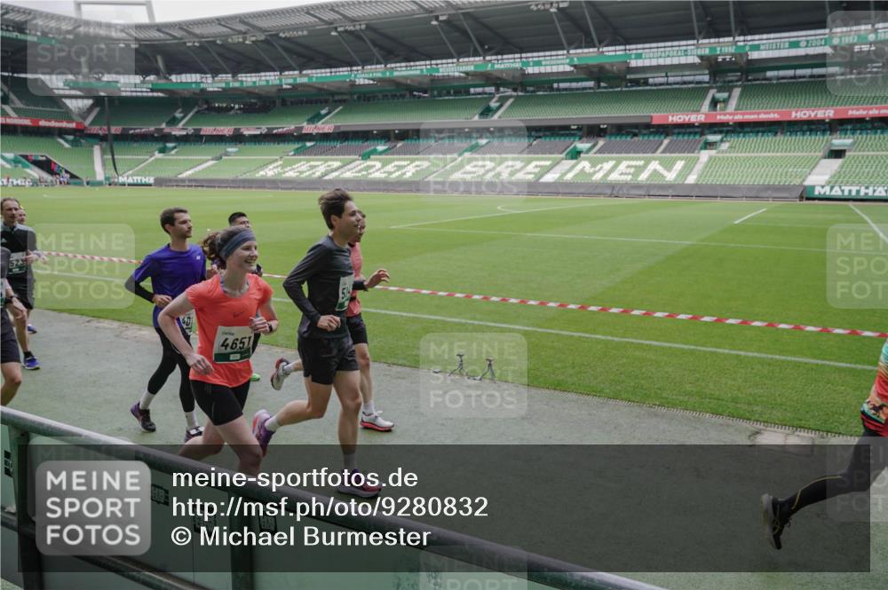 05.10.2025 - 20. swb-Marathon Bremen Michael Burmester http://msf.ph/oto/9280832 05.10.2025 13:03:51 Laufen im Stadion 227, 360, 375, 396, 414, 527, 592, 725, 898, 958, 1019, 1067, 1084, 1178, 1275, 1331, 1336, 1413, 1425, 1468, 1469, 1507, 1514, 1695, 1705, 1975, 2016, 2339, 2375, 2407, 2567, 2597, 2696, 2791, 2960, 3037, 3072, 3313, 3485, 4005, 4053, 4087, 4335, 4453, 4462, 4524, 4528, 4637, 4638, 4651, 4767, 4769, 4793, 5043, 5137, 5162, 5212, 5236, 5343, 5410, 5431, 5489, 5523, 5527, 5763, 5867, 5966, 5969, 6011, 6138, 6145, 6287, 6414, 6447, 6529, 6584, 6635, 7315, 7316, 7540, 7607, 7653 meine-sportfotos.de