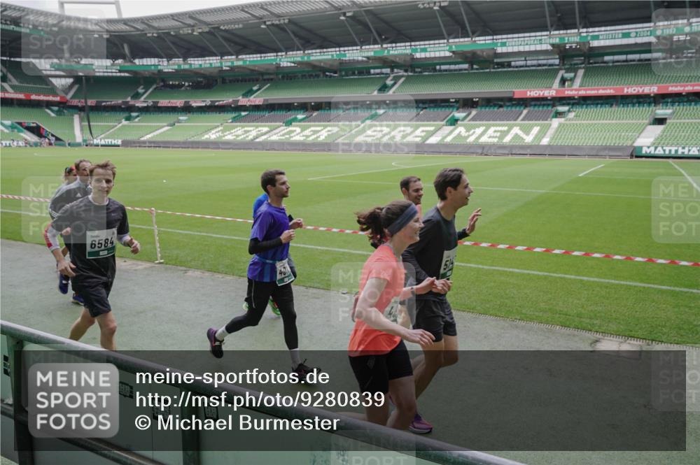 05.10.2025 - 20. swb-Marathon Bremen Michael Burmester http://msf.ph/oto/9280839 05.10.2025 13:03:51 Laufen im Stadion 227, 360, 375, 396, 414, 527, 592, 725, 898, 958, 1019, 1067, 1084, 1178, 1275, 1331, 1336, 1413, 1425, 1468, 1469, 1507, 1514, 1695, 1705, 1975, 2016, 2339, 2375, 2407, 2567, 2597, 2696, 2791, 2960, 3037, 3072, 3313, 3485, 4005, 4053, 4087, 4335, 4453, 4462, 4524, 4528, 4637, 4638, 4651, 4767, 4769, 4793, 5043, 5137, 5162, 5212, 5236, 5343, 5410, 5431, 5489, 5523, 5527, 5763, 5867, 5966, 5969, 6011, 6138, 6145, 6287, 6414, 6447, 6529, 6584, 6635, 7315, 7316, 7540, 7607, 7653 meine-sportfotos.de