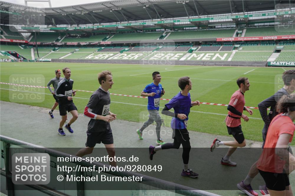 05.10.2025 - 20. swb-Marathon Bremen Michael Burmester http://msf.ph/oto/9280849 05.10.2025 13:03:51 Laufen im Stadion 227, 360, 375, 396, 414, 527, 592, 725, 898, 958, 1019, 1067, 1084, 1178, 1275, 1331, 1336, 1413, 1425, 1468, 1469, 1507, 1514, 1695, 1705, 1975, 2016, 2339, 2375, 2407, 2567, 2597, 2696, 2791, 2960, 3037, 3072, 3313, 3485, 4005, 4053, 4087, 4335, 4453, 4462, 4524, 4528, 4637, 4638, 4651, 4767, 4769, 4793, 5043, 5137, 5162, 5212, 5236, 5343, 5410, 5431, 5489, 5523, 5527, 5763, 5867, 5966, 5969, 6011, 6138, 6145, 6287, 6414, 6447, 6529, 6584, 6635, 7315, 7316, 7540, 7607, 7653 meine-sportfotos.de