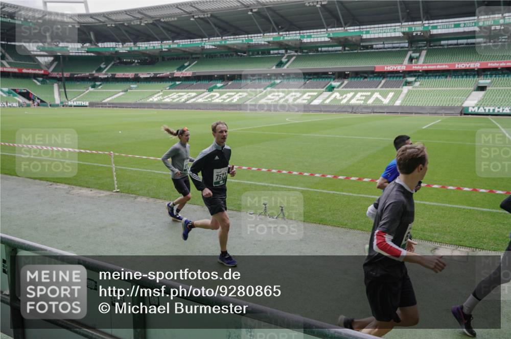 05.10.2025 - 20. swb-Marathon Bremen Michael Burmester http://msf.ph/oto/9280865 05.10.2025 13:03:52 Laufen im Stadion 227, 360, 375, 396, 414, 527, 592, 725, 898, 958, 1019, 1067, 1084, 1178, 1275, 1331, 1336, 1413, 1425, 1468, 1469, 1507, 1514, 1695, 1705, 1975, 2016, 2339, 2375, 2567, 2597, 2696, 2791, 2960, 3037, 3072, 3313, 3485, 4005, 4053, 4087, 4335, 4453, 4462, 4524, 4528, 4637, 4638, 4651, 4767, 4769, 4793, 5043, 5137, 5162, 5212, 5236, 5343, 5410, 5431, 5489, 5523, 5527, 5763, 5867, 5966, 5969, 6011, 6138, 6145, 6287, 6414, 6447, 6529, 6584, 6635, 7315, 7316, 7540, 7607, 7653, 375 meine-sportfotos.de