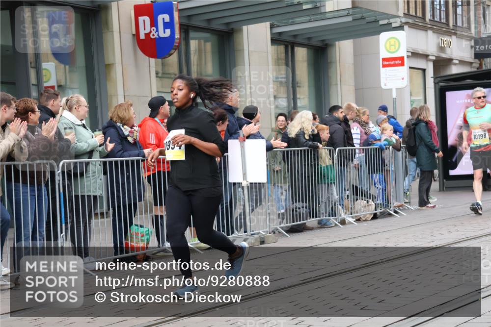 05.10.2025 - 20. swb-Marathon Bremen Strokosch-Dieckow http://msf.ph/oto/9280888 05.10.2025 11:17:54 Ziel 9348, 9465, 9477, 10198, 10575, 10795, 10808, 10994, 11082, 9348, 9465, 9477, 10198, 10575, 10795, 10808, 10994, 11082 meine-sportfotos.de