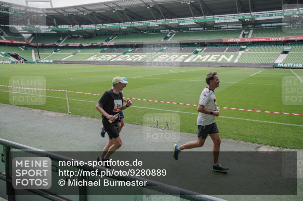 05.10.2025 - 20. swb-Marathon Bremen Michael Burmester http://msf.ph/oto/9280889 05.10.2025 13:03:56 Laufen im Stadion 360, 396, 414, 527, 592, 725, 898, 958, 1019, 1067, 1084, 1178, 1275, 1331, 1336, 1413, 1425, 1468, 1469, 1507, 1514, 1695, 1705, 1852, 1914, 1975, 2016, 2339, 2375, 2567, 2597, 2696, 2791, 3037, 3072, 3313, 3485, 4005, 4053, 4087, 4335, 4453, 4462, 4524, 4528, 4637, 4638, 4651, 4767, 4793, 4840, 5043, 5137, 5162, 5212, 5236, 5343, 5410, 5431, 5489, 5523, 5763, 5832, 5966, 5969, 6011, 6138, 6145, 6287, 6414, 6447, 6529, 6584, 6635, 7607, 7653, 227, 375 meine-sportfotos.de