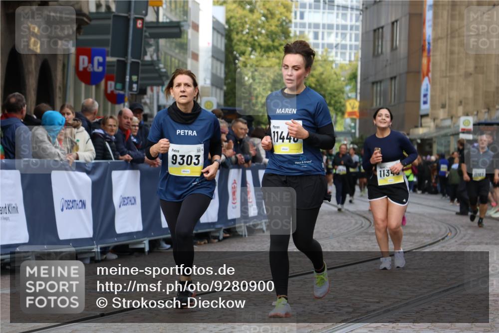 05.10.2025 - 20. swb-Marathon Bremen Strokosch-Dieckow http://msf.ph/oto/9280900 05.10.2025 11:14:48 Ziel 9303, 10602, 11448, 11557 meine-sportfotos.de