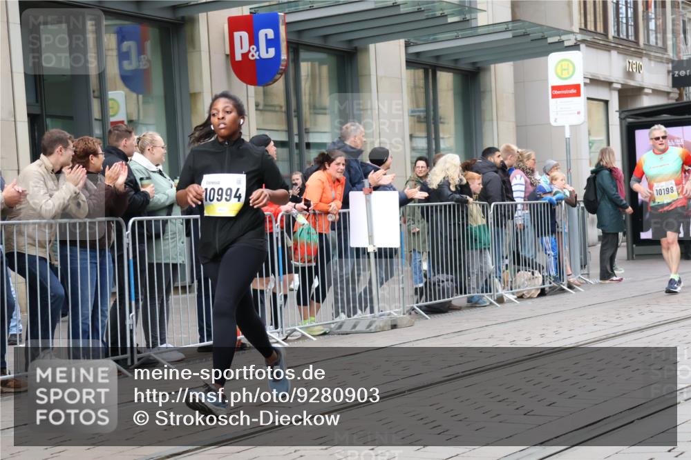 05.10.2025 - 20. swb-Marathon Bremen Strokosch-Dieckow http://msf.ph/oto/9280903 05.10.2025 11:17:54 Ziel 9348, 9465, 9477, 10198, 10575, 10795, 10808, 10994, 11082, 9348, 9465, 9477, 10198, 10575, 10795, 10808, 10994, 11082 meine-sportfotos.de