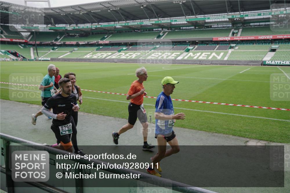 05.10.2025 - 20. swb-Marathon Bremen Michael Burmester http://msf.ph/oto/9280911 05.10.2025 13:03:59 Laufen im Stadion 360, 396, 414, 527, 592, 725, 898, 958, 1019, 1067, 1080, 1084, 1178, 1275, 1331, 1336, 1413, 1425, 1468, 1469, 1507, 1514, 1695, 1705, 1852, 1914, 1975, 1997, 2016, 2339, 2375, 2567, 2696, 2791, 3037, 3072, 3313, 3485, 4005, 4053, 4087, 4335, 4453, 4462, 4524, 4528, 4637, 4638, 4651, 4767, 4793, 4840, 5043, 5137, 5162, 5212, 5236, 5343, 5410, 5489, 5523, 5832, 5966, 5969, 6011, 6138, 6145, 6287, 6414, 6447, 6529, 6584, 6635, 7607, 227, 375, 2597 meine-sportfotos.de