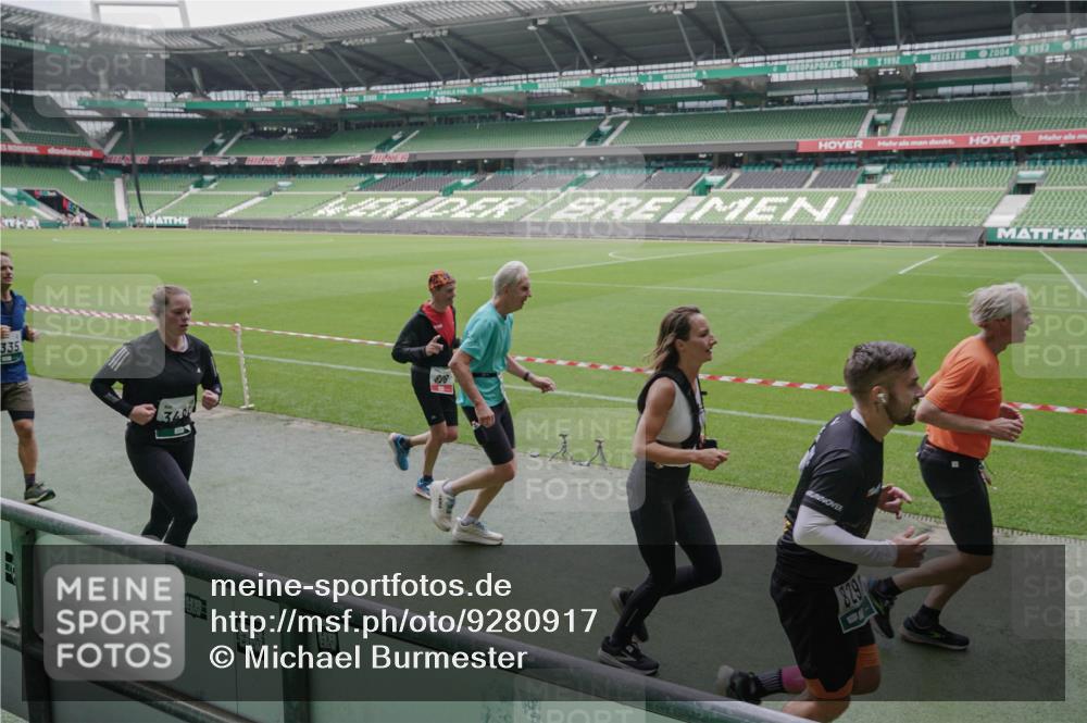 05.10.2025 - 20. swb-Marathon Bremen Michael Burmester http://msf.ph/oto/9280917 05.10.2025 13:03:59 Laufen im Stadion 360, 396, 414, 527, 592, 725, 898, 958, 1019, 1067, 1080, 1084, 1178, 1275, 1331, 1336, 1413, 1425, 1468, 1469, 1507, 1514, 1695, 1705, 1852, 1914, 1975, 1997, 2016, 2339, 2375, 2567, 2696, 2791, 3037, 3072, 3313, 3485, 4005, 4053, 4087, 4335, 4453, 4462, 4524, 4528, 4637, 4638, 4651, 4767, 4793, 4840, 5043, 5137, 5162, 5212, 5236, 5343, 5410, 5489, 5523, 5832, 5966, 5969, 6011, 6138, 6145, 6287, 6414, 6447, 6529, 6584, 6635, 7607, 227, 375, 2597 meine-sportfotos.de