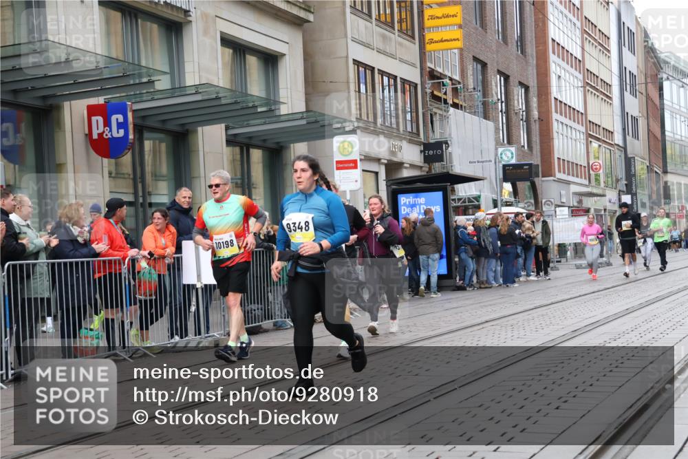 05.10.2025 - 20. swb-Marathon Bremen Strokosch-Dieckow http://msf.ph/oto/9280918 05.10.2025 11:17:57 Ziel 9348, 9465, 9477, 10198, 10575, 10795, 10994, 11043, 11082, 9348, 9465, 9477, 10198, 10575, 10795, 10994, 11043, 11082 meine-sportfotos.de