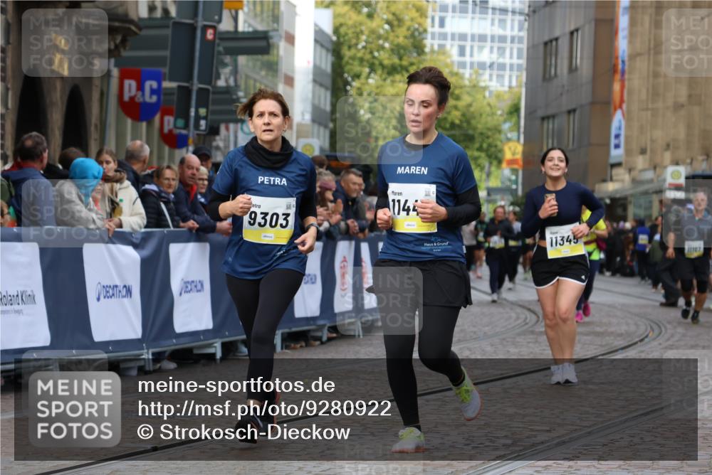 05.10.2025 - 20. swb-Marathon Bremen Strokosch-Dieckow http://msf.ph/oto/9280922 05.10.2025 11:14:48 Ziel 9303, 10602, 11448, 11557 meine-sportfotos.de