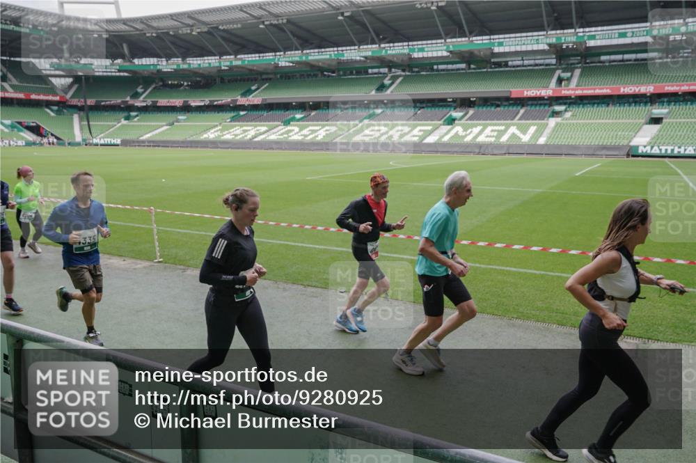 05.10.2025 - 20. swb-Marathon Bremen Michael Burmester http://msf.ph/oto/9280925 05.10.2025 13:04:00 Laufen im Stadion 360, 396, 414, 470, 527, 592, 725, 898, 958, 1019, 1067, 1080, 1084, 1178, 1275, 1331, 1336, 1413, 1425, 1468, 1469, 1507, 1514, 1695, 1852, 1914, 1975, 1997, 2016, 2333, 2339, 2375, 2567, 2617, 2696, 2791, 3037, 3072, 3313, 3485, 4005, 4053, 4087, 4335, 4453, 4462, 4524, 4528, 4637, 4638, 4651, 4767, 4793, 4840, 4928, 5043, 5137, 5162, 5212, 5236, 5343, 5410, 5489, 5523, 5832, 5966, 5969, 6011, 6138, 6145, 6287, 6414, 6447, 6529, 6584, 6635, 7607, 227, 375, 2597 meine-sportfotos.de