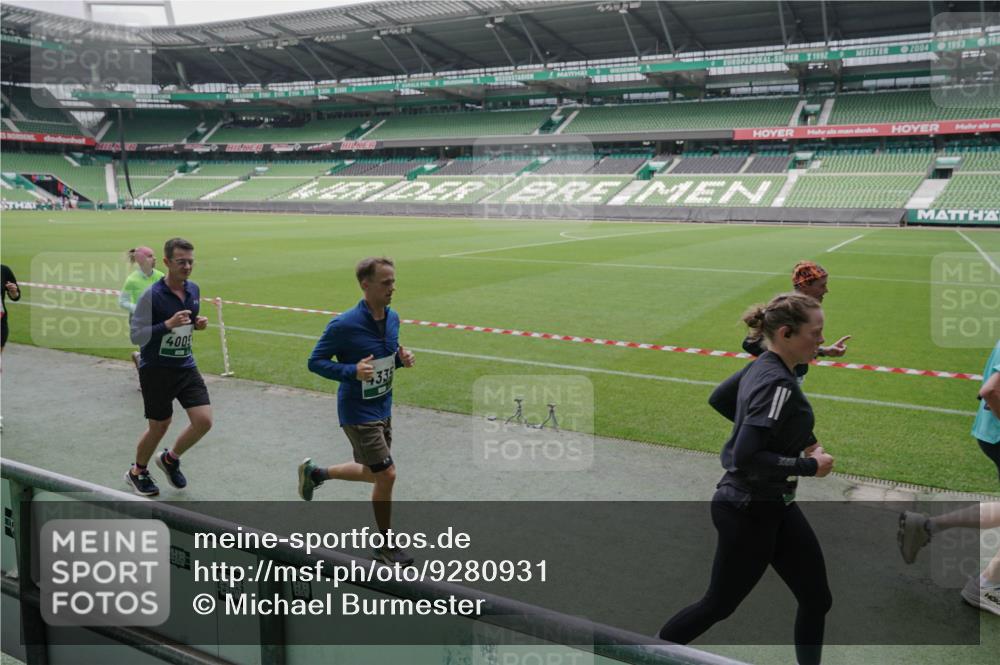 05.10.2025 - 20. swb-Marathon Bremen Michael Burmester http://msf.ph/oto/9280931 05.10.2025 13:04:01 Laufen im Stadion 360, 396, 414, 470, 527, 592, 725, 898, 958, 1019, 1067, 1080, 1084, 1275, 1331, 1336, 1413, 1468, 1469, 1478, 1507, 1514, 1695, 1852, 1914, 1975, 1997, 2016, 2333, 2339, 2375, 2567, 2617, 2696, 3037, 3072, 3313, 3485, 4005, 4053, 4087, 4335, 4453, 4462, 4524, 4528, 4637, 4638, 4651, 4767, 4793, 4803, 4840, 4928, 5043, 5137, 5162, 5212, 5236, 5343, 5410, 5489, 5523, 5832, 5966, 5969, 6011, 6138, 6145, 6287, 6414, 6447, 6529, 6584, 6635, 7607, 227, 375, 2597 meine-sportfotos.de