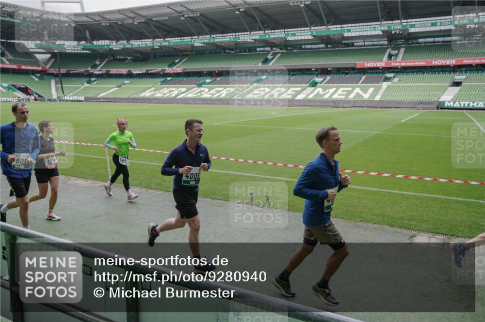 05.10.2025 - 20. swb-Marathon Bremen Michael Burmester http://msf.ph/oto/9280940 05.10.2025 13:04:01 Laufen im Stadion 360, 396, 414, 470, 527, 592, 725, 898, 958, 1019, 1067, 1080, 1084, 1275, 1331, 1336, 1413, 1468, 1469, 1478, 1507, 1514, 1695, 1852, 1914, 1975, 1997, 2016, 2333, 2339, 2375, 2567, 2617, 2696, 3037, 3072, 3313, 3485, 4005, 4053, 4087, 4335, 4453, 4462, 4524, 4528, 4637, 4638, 4651, 4767, 4793, 4803, 4840, 4928, 5043, 5137, 5162, 5212, 5236, 5343, 5410, 5489, 5523, 5832, 5966, 5969, 6011, 6138, 6145, 6287, 6414, 6447, 6529, 6584, 6635, 7607, 227, 375, 2597 meine-sportfotos.de