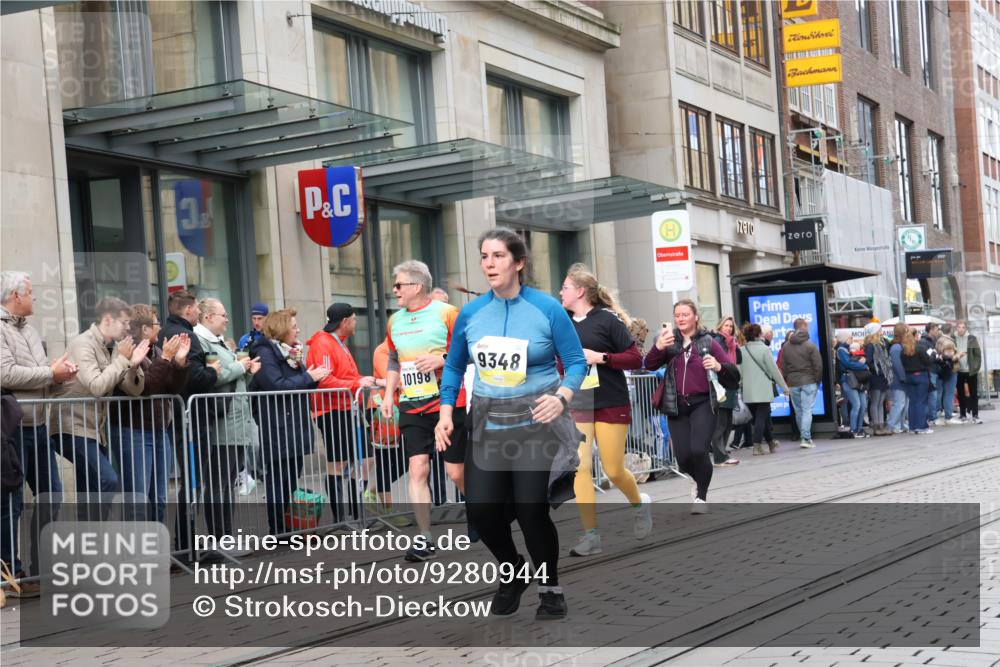 05.10.2025 - 20. swb-Marathon Bremen Strokosch-Dieckow http://msf.ph/oto/9280944 05.10.2025 11:17:58 Ziel 9348, 9465, 9477, 10198, 10575, 10795, 10994, 11043, 11082, 9348, 9465, 9477, 10198, 10575, 10795, 10994, 11043, 11082 meine-sportfotos.de
