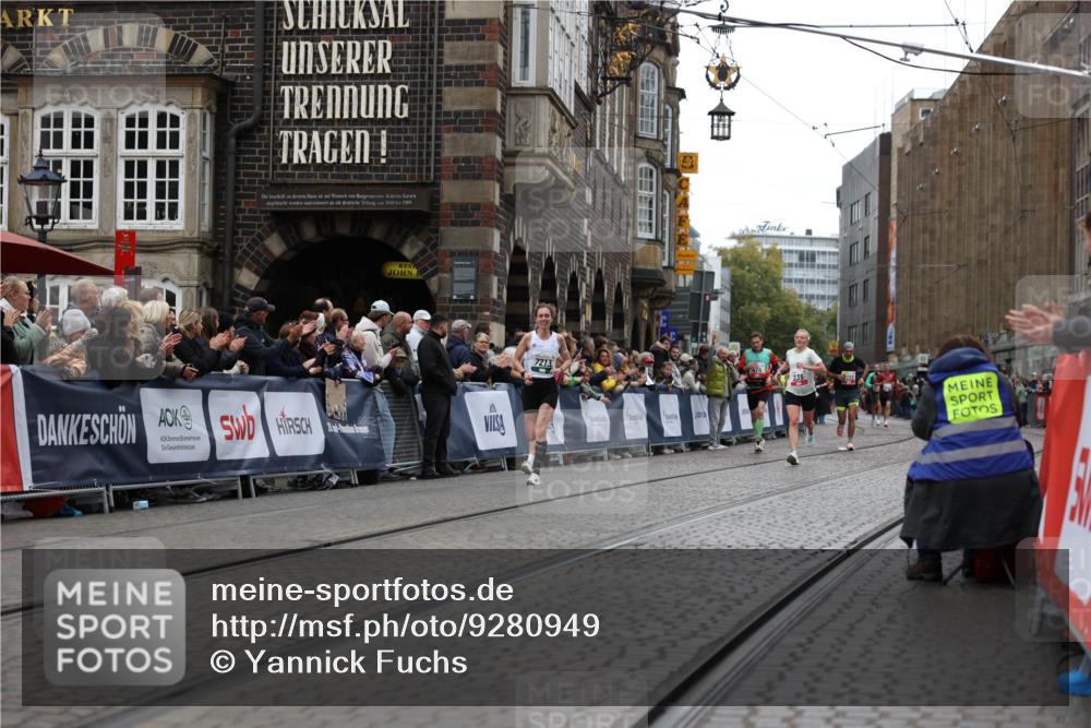 05.10.2025 - 20. swb-Marathon Bremen Yannick Fuchs http://msf.ph/oto/9280949 05.10.2025 12:55:18 Ziel 1231, 2151, 4030 meine-sportfotos.de