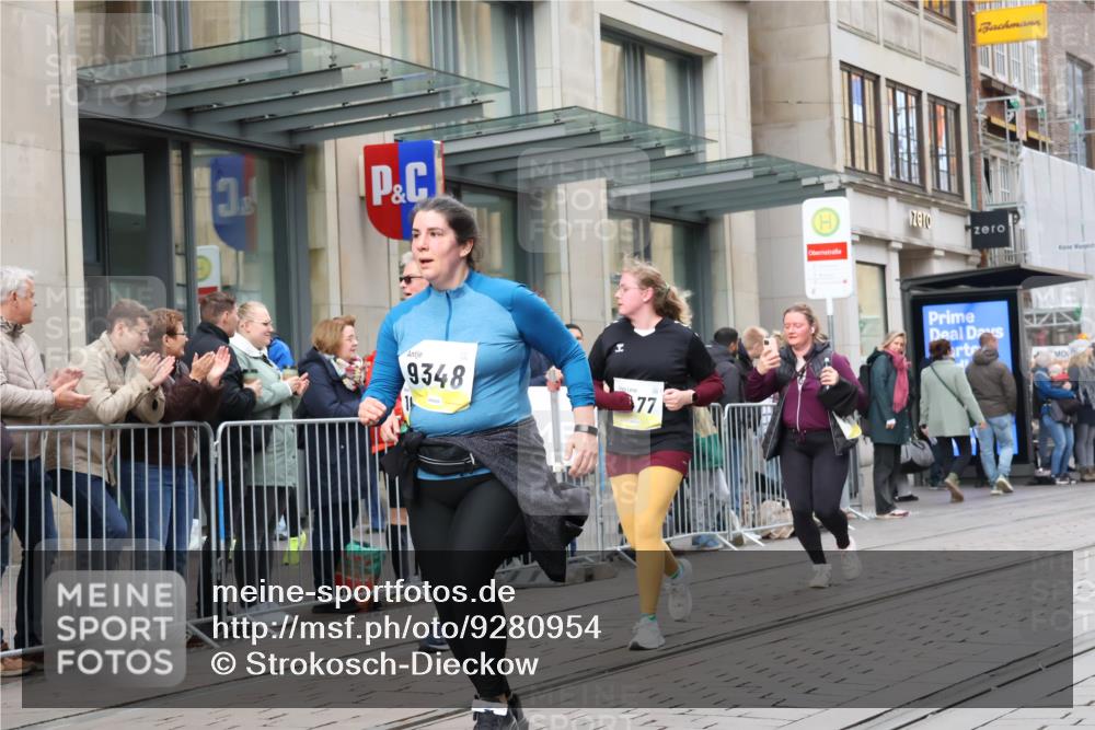 05.10.2025 - 20. swb-Marathon Bremen Strokosch-Dieckow http://msf.ph/oto/9280954 05.10.2025 11:17:58 Ziel 9348, 9465, 9477, 10198, 10575, 10795, 10994, 11043, 11082, 9348, 9465, 9477, 10198, 10575, 10795, 10994, 11043, 11082 meine-sportfotos.de