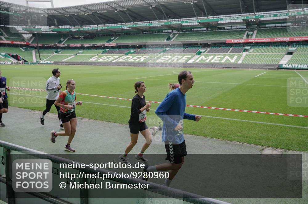 05.10.2025 - 20. swb-Marathon Bremen Michael Burmester http://msf.ph/oto/9280960 05.10.2025 13:04:02 Laufen im Stadion 360, 396, 414, 470, 527, 592, 725, 898, 958, 1019, 1067, 1080, 1084, 1275, 1331, 1336, 1413, 1468, 1478, 1507, 1514, 1695, 1852, 1914, 1975, 1997, 2016, 2333, 2339, 2375, 2567, 2617, 2696, 3037, 3072, 3313, 3485, 4005, 4053, 4087, 4335, 4453, 4462, 4524, 4528, 4637, 4638, 4651, 4767, 4793, 4803, 4840, 4928, 5043, 5137, 5162, 5212, 5236, 5343, 5410, 5489, 5523, 5832, 5966, 5969, 6011, 6138, 6145, 6287, 6414, 6447, 6529, 6584, 6635, 7607, 227, 375, 396, 2597 meine-sportfotos.de