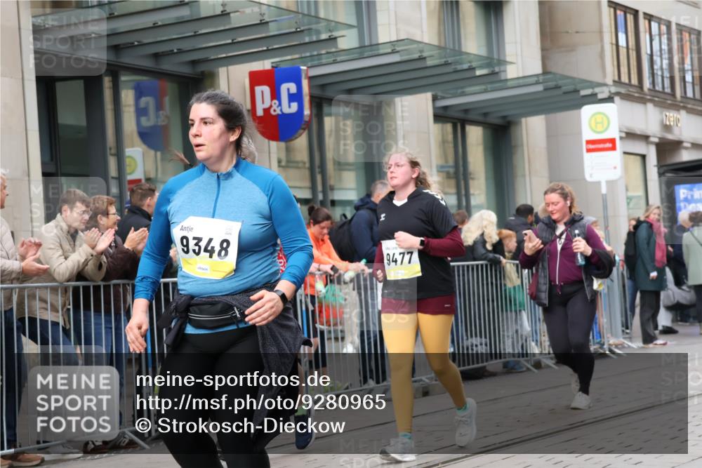 05.10.2025 - 20. swb-Marathon Bremen Strokosch-Dieckow http://msf.ph/oto/9280965 05.10.2025 11:17:58 Ziel 9348, 9465, 9477, 10198, 10575, 10795, 10994, 11043, 11082, 9348, 9465, 9477, 10198, 10575, 10795, 10994, 11043, 11082 meine-sportfotos.de