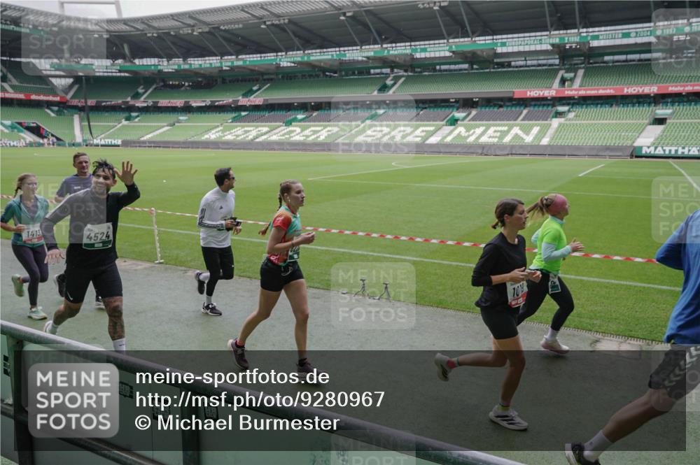 05.10.2025 - 20. swb-Marathon Bremen Michael Burmester http://msf.ph/oto/9280967 05.10.2025 13:04:03 Laufen im Stadion 100, 360, 414, 470, 592, 725, 898, 958, 1019, 1067, 1080, 1084, 1275, 1331, 1336, 1413, 1468, 1478, 1507, 1514, 1695, 1852, 1914, 1975, 1997, 2016, 2333, 2339, 2375, 2567, 2617, 3037, 3072, 3313, 3485, 4005, 4053, 4087, 4335, 4453, 4462, 4524, 4528, 4637, 4638, 4651, 4767, 4793, 4803, 4840, 4928, 5043, 5137, 5162, 5212, 5236, 5343, 5410, 5489, 5523, 5832, 5966, 5969, 6011, 6138, 6145, 6287, 6414, 6447, 6529, 6584, 6635, 7607, 227, 375, 396, 2597 meine-sportfotos.de