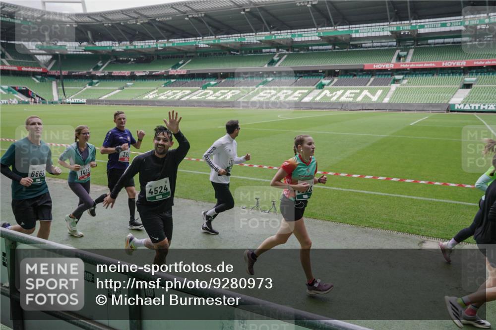 05.10.2025 - 20. swb-Marathon Bremen Michael Burmester http://msf.ph/oto/9280973 05.10.2025 13:04:03 Laufen im Stadion 100, 360, 414, 470, 592, 725, 898, 958, 1019, 1067, 1080, 1084, 1275, 1331, 1336, 1413, 1468, 1478, 1507, 1514, 1695, 1852, 1914, 1975, 1997, 2016, 2333, 2339, 2375, 2567, 2617, 3037, 3072, 3313, 3485, 4005, 4053, 4087, 4335, 4453, 4462, 4524, 4528, 4637, 4638, 4651, 4767, 4793, 4803, 4840, 4928, 5043, 5137, 5162, 5212, 5236, 5343, 5410, 5489, 5523, 5832, 5966, 5969, 6011, 6138, 6145, 6287, 6414, 6447, 6529, 6584, 6635, 7607, 227, 375, 396, 2597 meine-sportfotos.de