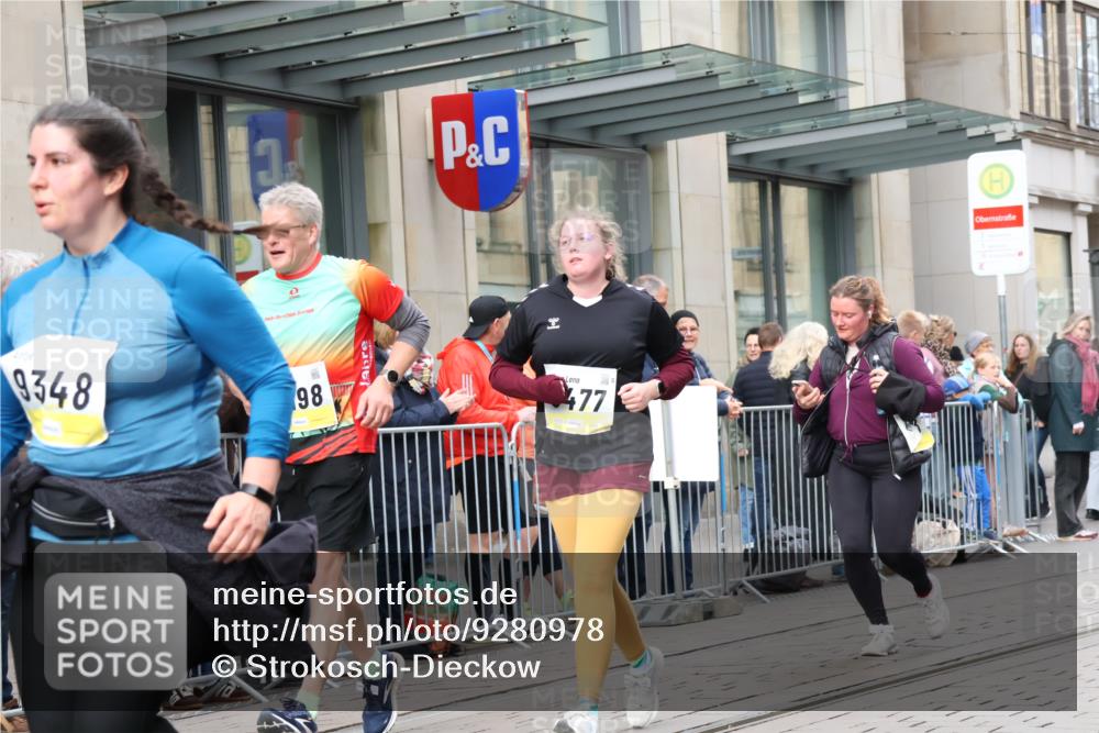 05.10.2025 - 20. swb-Marathon Bremen Strokosch-Dieckow http://msf.ph/oto/9280978 05.10.2025 11:17:59 Ziel 9348, 9465, 9477, 10198, 10575, 10795, 10994, 11043, 9348, 9465, 9477, 10198, 10575, 10795, 10994, 11043 meine-sportfotos.de