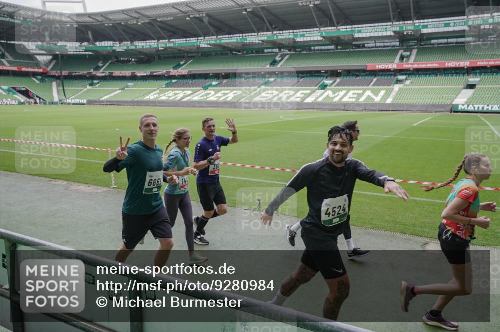 05.10.2025 - 20. swb-Marathon Bremen Michael Burmester http://msf.ph/oto/9280984 05.10.2025 13:04:04 Laufen im Stadion 100, 360, 414, 470, 592, 725, 898, 958, 1019, 1067, 1080, 1084, 1275, 1331, 1336, 1413, 1468, 1478, 1507, 1514, 1695, 1852, 1914, 1975, 1997, 2016, 2333, 2339, 2375, 2567, 2617, 3037, 3072, 3313, 3346, 3485, 4005, 4053, 4087, 4243, 4335, 4453, 4462, 4524, 4528, 4637, 4638, 4651, 4757, 4767, 4793, 4803, 4840, 4928, 5043, 5137, 5162, 5212, 5236, 5343, 5410, 5489, 5523, 5832, 5966, 5969, 6011, 6138, 6145, 6287, 6414, 6447, 6529, 6584, 6635, 227, 375, 396, 2597 meine-sportfotos.de