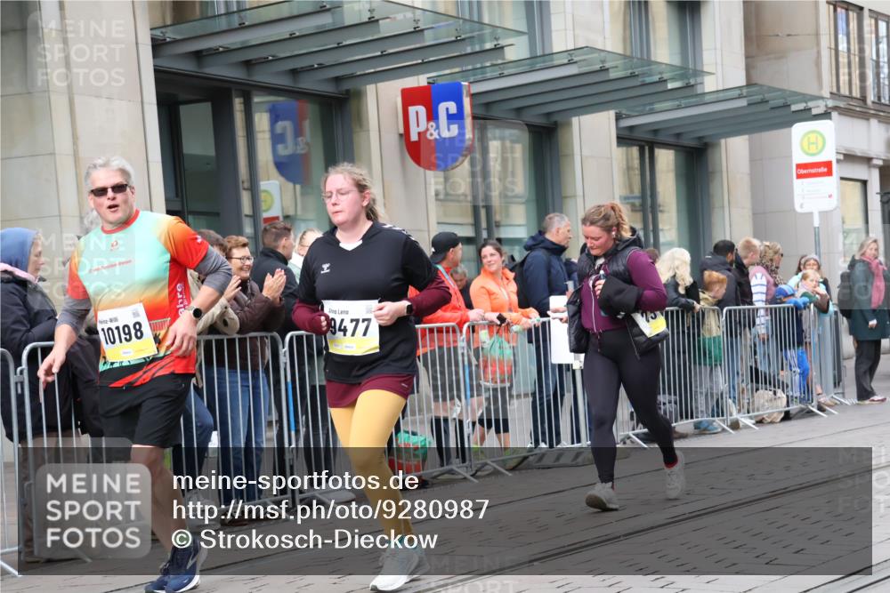 05.10.2025 - 20. swb-Marathon Bremen Strokosch-Dieckow http://msf.ph/oto/9280987 05.10.2025 11:17:59 Ziel 9348, 9465, 9477, 10198, 10575, 10795, 10994, 11043, 9348, 9465, 9477, 10198, 10575, 10795, 10994, 11043 meine-sportfotos.de