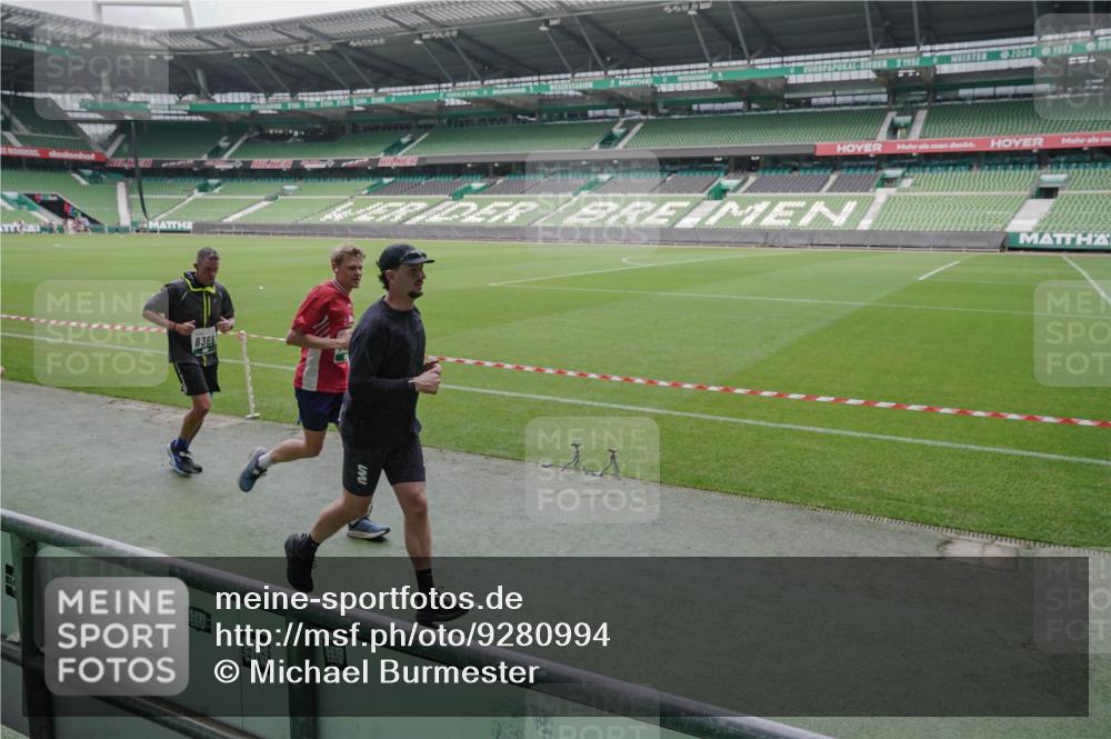 05.10.2025 - 20. swb-Marathon Bremen Michael Burmester http://msf.ph/oto/9280994 05.10.2025 13:04:05 Laufen im Stadion 100, 360, 414, 470, 592, 898, 958, 1019, 1067, 1080, 1084, 1275, 1331, 1336, 1413, 1468, 1478, 1507, 1514, 1695, 1852, 1914, 1975, 1997, 2016, 2333, 2339, 2375, 2567, 2617, 3037, 3072, 3313, 3346, 3485, 4005, 4053, 4087, 4243, 4335, 4453, 4462, 4524, 4528, 4637, 4638, 4651, 4757, 4767, 4793, 4803, 4840, 4928, 5043, 5137, 5162, 5212, 5236, 5343, 5410, 5446, 5489, 5523, 5832, 5966, 5969, 6011, 6138, 6145, 6287, 6414, 6447, 6529, 6584, 6635, 227, 375, 396, 2597 meine-sportfotos.de