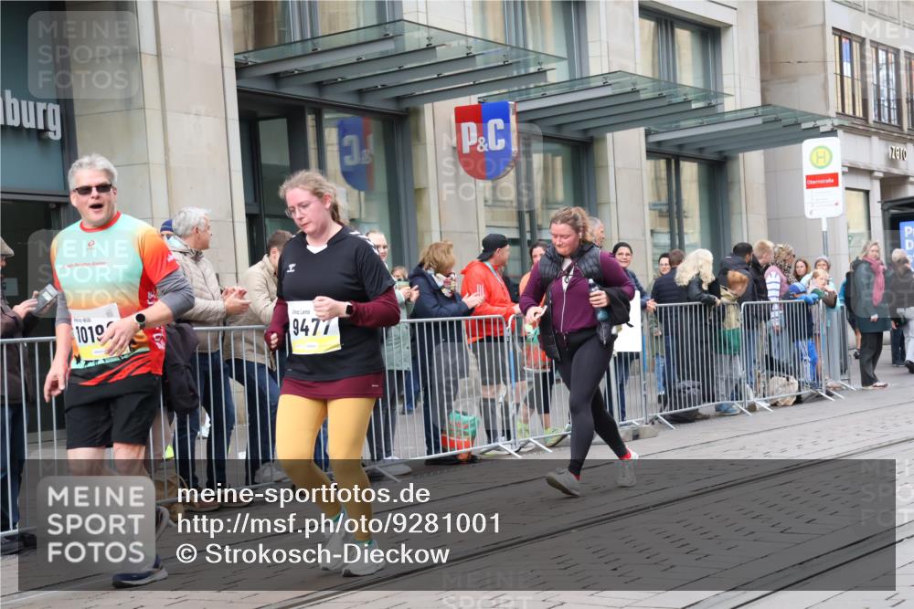 05.10.2025 - 20. swb-Marathon Bremen Strokosch-Dieckow http://msf.ph/oto/9281001 05.10.2025 11:18:00 Ziel 9348, 9465, 9477, 10198, 10575, 10795, 10994, 11043, 9348, 9465, 9477, 10198, 10575, 10795, 10994, 11043 meine-sportfotos.de