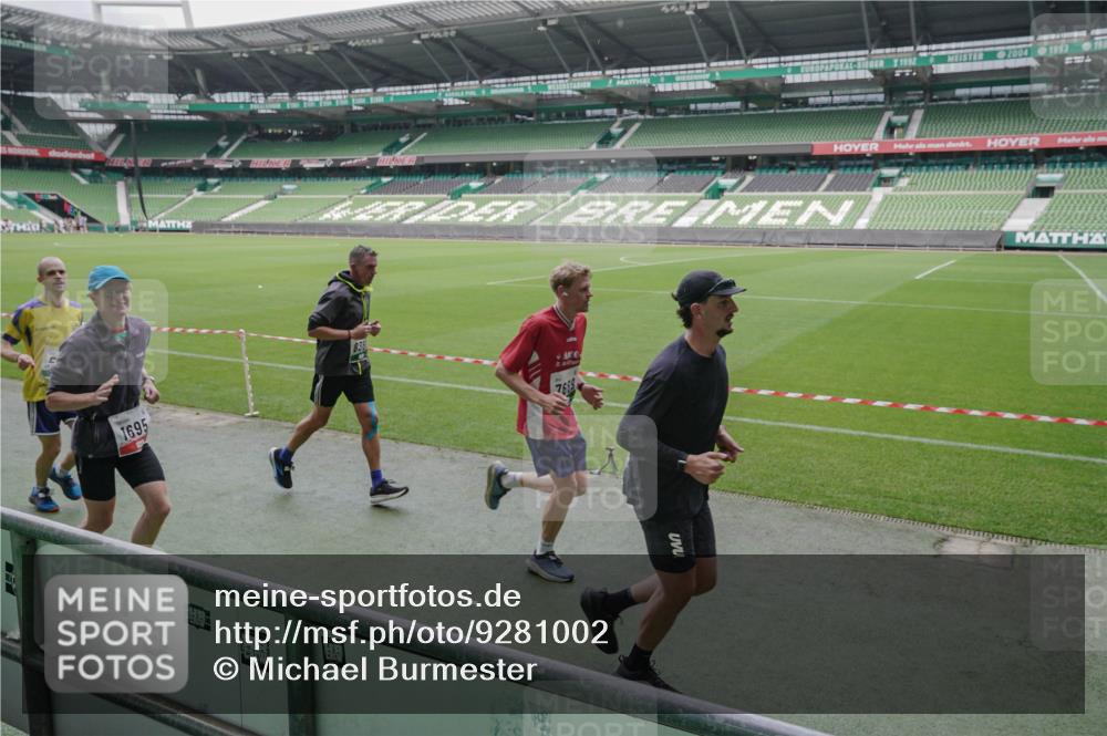 05.10.2025 - 20. swb-Marathon Bremen Michael Burmester http://msf.ph/oto/9281002 05.10.2025 13:04:06 Laufen im Stadion 100, 360, 414, 470, 592, 607, 898, 958, 1012, 1019, 1067, 1080, 1084, 1275, 1331, 1336, 1413, 1468, 1478, 1507, 1514, 1695, 1852, 1914, 1975, 1997, 2016, 2333, 2339, 2375, 2567, 2617, 3037, 3072, 3313, 3346, 3485, 4005, 4053, 4087, 4243, 4335, 4453, 4462, 4524, 4528, 4637, 4638, 4651, 4757, 4767, 4793, 4803, 4840, 4928, 5043, 5137, 5162, 5212, 5236, 5343, 5410, 5446, 5464, 5489, 5523, 5832, 5966, 5969, 6011, 6138, 6145, 6287, 6414, 6447, 6529, 6584, 6635, 227, 375, 396, 2597 meine-sportfotos.de