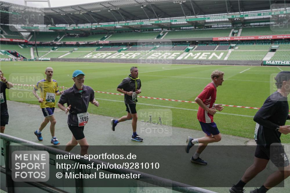 05.10.2025 - 20. swb-Marathon Bremen Michael Burmester http://msf.ph/oto/9281010 05.10.2025 13:04:06 Laufen im Stadion 100, 360, 414, 470, 592, 607, 898, 958, 1012, 1019, 1067, 1080, 1084, 1275, 1331, 1336, 1413, 1468, 1478, 1507, 1514, 1695, 1852, 1914, 1975, 1997, 2016, 2333, 2339, 2375, 2567, 2617, 3037, 3072, 3313, 3346, 3485, 4005, 4053, 4087, 4243, 4335, 4453, 4462, 4524, 4528, 4637, 4638, 4651, 4757, 4767, 4793, 4803, 4840, 4928, 5043, 5137, 5162, 5212, 5236, 5343, 5410, 5446, 5464, 5489, 5523, 5832, 5966, 5969, 6011, 6138, 6145, 6287, 6414, 6447, 6529, 6584, 6635, 227, 375, 396, 2597 meine-sportfotos.de
