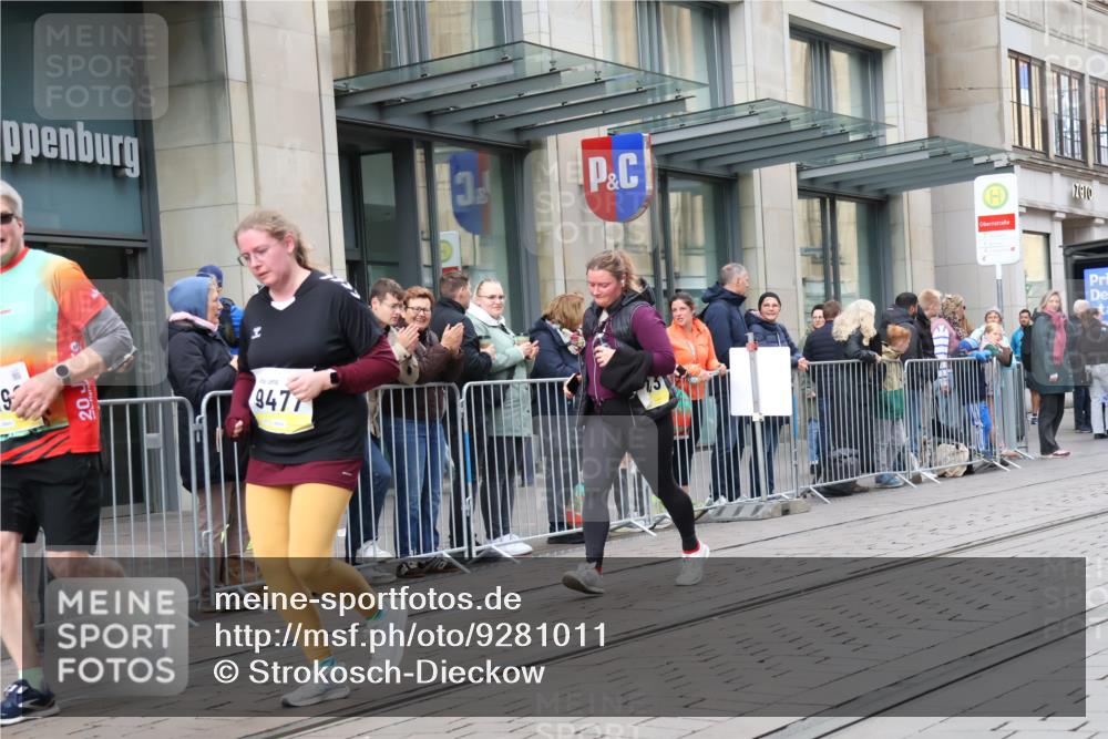 05.10.2025 - 20. swb-Marathon Bremen Strokosch-Dieckow http://msf.ph/oto/9281011 05.10.2025 11:18:00 Ziel 9348, 9465, 9477, 10198, 10575, 10795, 10994, 11043, 9348, 9465, 9477, 10198, 10575, 10795, 10994, 11043 meine-sportfotos.de
