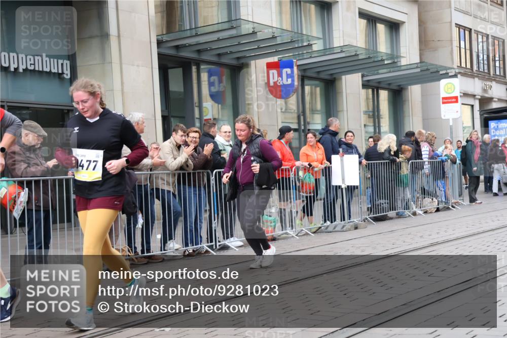 05.10.2025 - 20. swb-Marathon Bremen Strokosch-Dieckow http://msf.ph/oto/9281023 05.10.2025 11:18:00 Ziel 9348, 9465, 9477, 10198, 10575, 10795, 10994, 11043, 9348, 9465, 9477, 10198, 10575, 10795, 10994, 11043 meine-sportfotos.de
