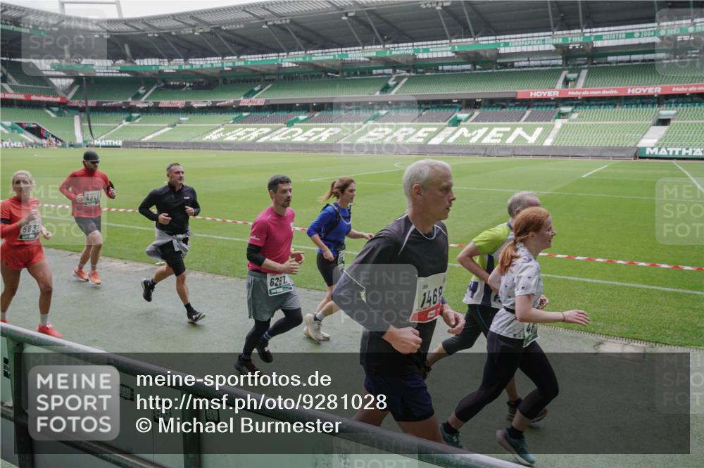 05.10.2025 - 20. swb-Marathon Bremen Michael Burmester http://msf.ph/oto/9281028 05.10.2025 13:04:09 Laufen im Stadion 100, 360, 414, 470, 592, 607, 898, 958, 1012, 1019, 1067, 1080, 1084, 1275, 1331, 1336, 1413, 1468, 1478, 1514, 1695, 1852, 1914, 1975, 1997, 2016, 2333, 2339, 2375, 2567, 2617, 3037, 3072, 3346, 3485, 4005, 4053, 4087, 4243, 4335, 4453, 4462, 4524, 4528, 4637, 4638, 4651, 4757, 4767, 4793, 4803, 4840, 4928, 5043, 5137, 5162, 5212, 5236, 5343, 5410, 5446, 5464, 5489, 5523, 5832, 5966, 5969, 6011, 6145, 6287, 6414, 6447, 6529, 6584, 6635, 227, 375, 396, 2597 meine-sportfotos.de