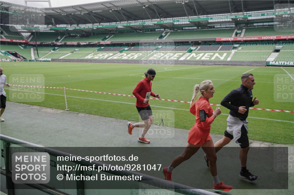 05.10.2025 - 20. swb-Marathon Bremen Michael Burmester http://msf.ph/oto/9281047 05.10.2025 13:04:10 Laufen im Stadion 100, 360, 414, 470, 592, 607, 898, 958, 1012, 1019, 1067, 1080, 1084, 1275, 1331, 1336, 1413, 1468, 1478, 1514, 1695, 1852, 1914, 1975, 1997, 2016, 2086, 2333, 2339, 2375, 2567, 2617, 3037, 3072, 3346, 3485, 4005, 4053, 4087, 4243, 4335, 4453, 4462, 4524, 4528, 4637, 4638, 4651, 4757, 4793, 4803, 4840, 4928, 5043, 5137, 5162, 5212, 5236, 5343, 5410, 5446, 5464, 5489, 5523, 5832, 5966, 5969, 6011, 6145, 6287, 6414, 6447, 6529, 6584, 6635, 227, 375, 396, 2597 meine-sportfotos.de